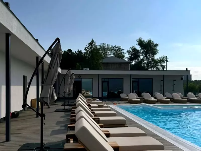 pool-01-loungers pool-01-loungers