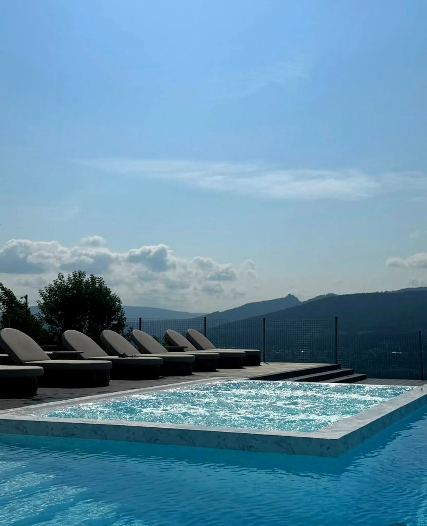 pool-02-jacuzzi-mountains